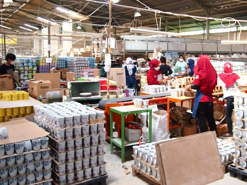 Tableware keramik custom — mug dan piring keramik KERAMIKANO